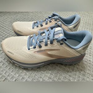 Women’s Adrenaline GTS 22 shoes. Only worn to try on. Like new.